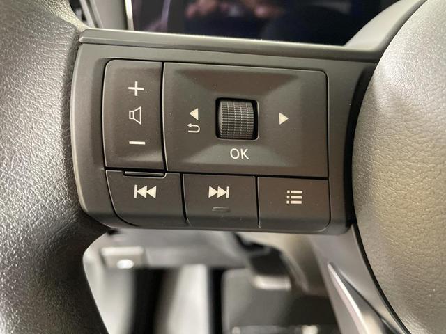 Photo of 2025 Scarlet Ember Tintcoat/Super Black Nissan Kicks