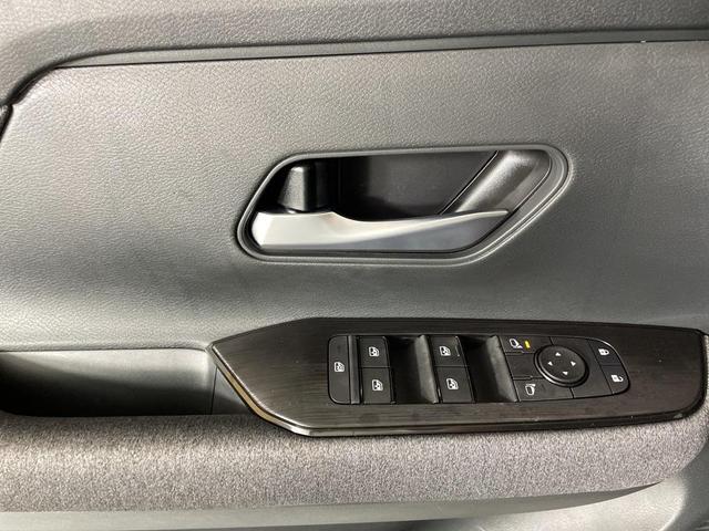 Photo of 2025 Scarlet Ember Tintcoat/Super Black Nissan Kicks
