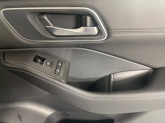 Photo of 2025 Champagne Silver Metallic/Super Black Nissan Rogue