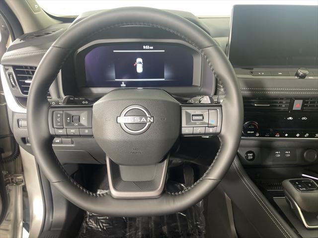 Photo of 2025 Champagne Silver Metallic/Super Black Nissan Rogue