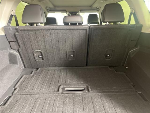 Photo of 2025 Champagne Silver Metallic/Super Black Nissan Rogue