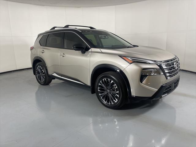 Photo of 2025 Champagne Silver Metallic/Super Black Nissan Rogue