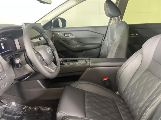 Photo of 2025 Champagne Silver Metallic/Super Black Nissan Rogue