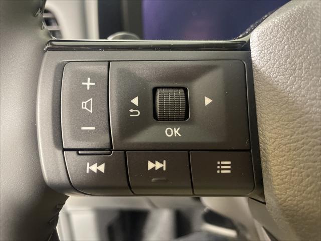 Photo of 2025 Champagne Silver Metallic/Super Black Nissan Rogue