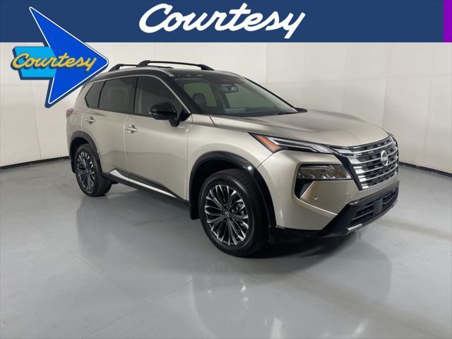 Photo of 2025 Champagne Silver Metallic/Super Black Nissan Rogue