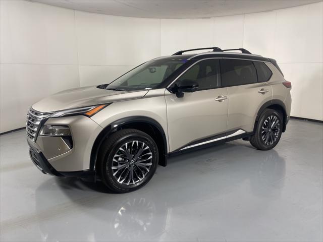 Photo of 2025 Champagne Silver Metallic/Super Black Nissan Rogue
