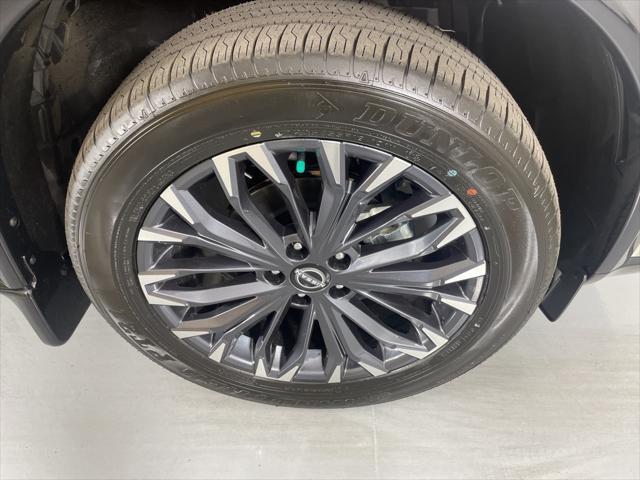 Photo of 2025 Champagne Silver Metallic/Super Black Nissan Rogue