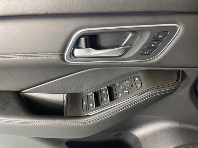 Photo of 2025 Champagne Silver Metallic/Super Black Nissan Rogue