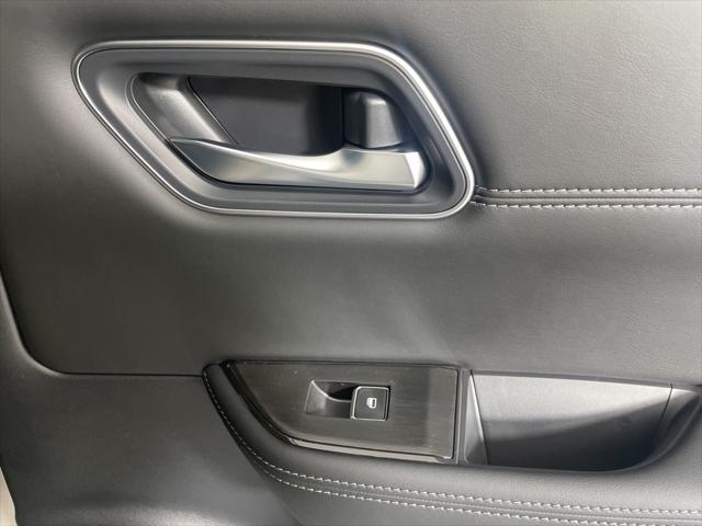 Photo of 2025 Champagne Silver Metallic/Super Black Nissan Rogue