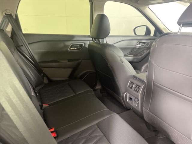 Photo of 2025 Champagne Silver Metallic/Super Black Nissan Rogue