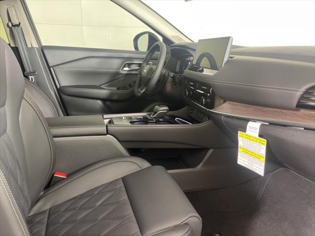 Photo of 2025 Champagne Silver Metallic/Super Black Nissan Rogue
