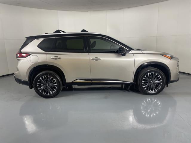 Photo of 2025 Champagne Silver Metallic/Super Black Nissan Rogue