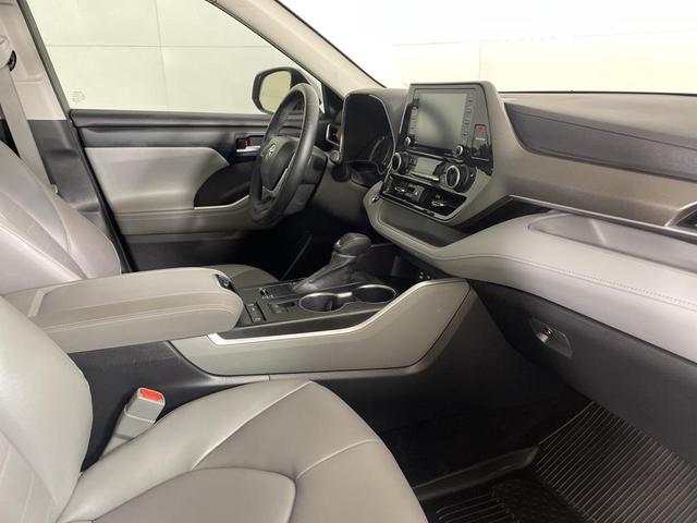 Photo of 2022 Celestial Silver Metallic Toyota Highlander