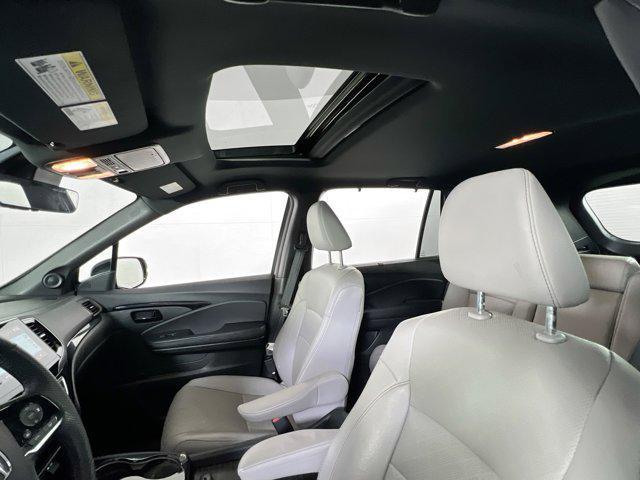 Photo of 2022 Lunar Silver Metallic Honda Passport