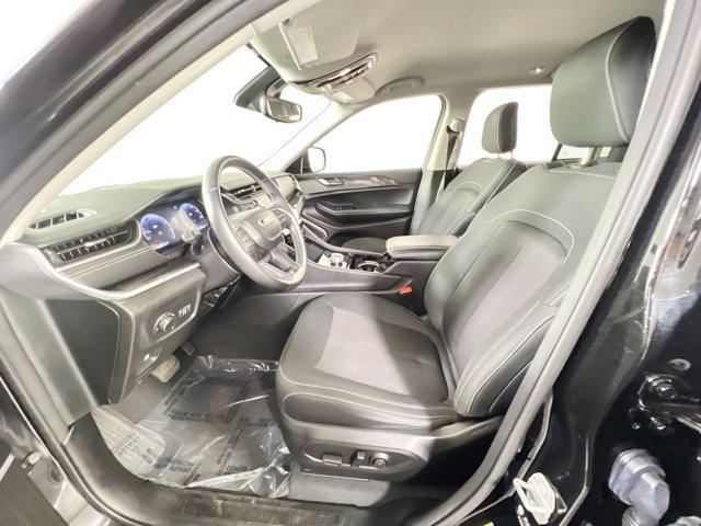 Photo of 2022 Diamond Black Crystal Pearlcoat Jeep Grand Cherokee