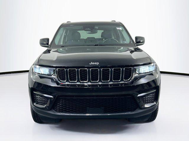 Photo of 2022 Diamond Black Crystal Pearlcoat Jeep Grand Cherokee