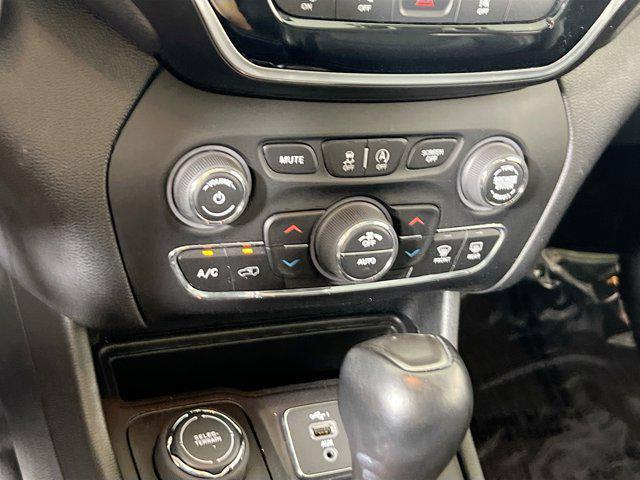 Photo of 2022 Granite Crystal Metallic Clearcoat Jeep Cherokee