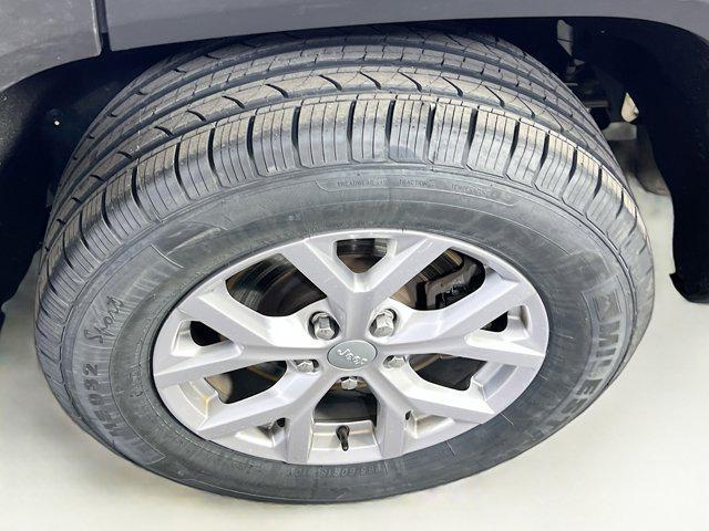 Photo of 2021 Bright White Clearcoat Jeep Grand Cherokee L