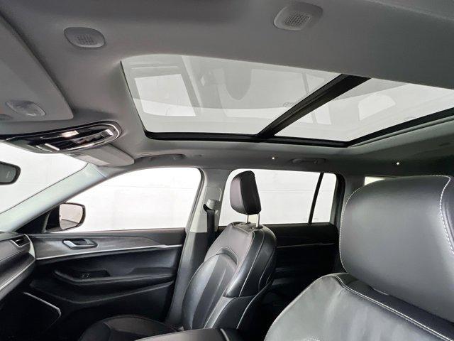 Photo of 2021 Bright White Clearcoat Jeep Grand Cherokee L