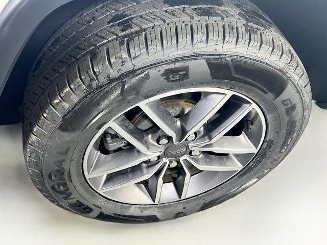 Photo of 2022 Bright White Clearcoat Jeep Grand Cherokee