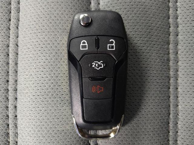 Photo of 2014 Oxford White Ford Fusion Hybrid