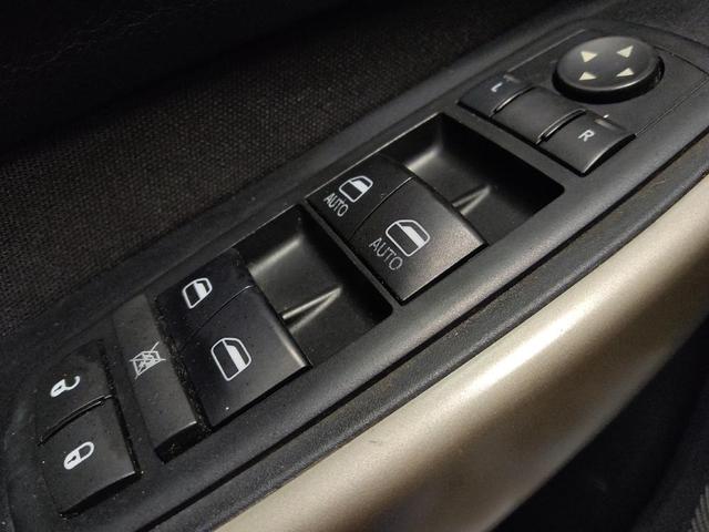 Photo of 2017 Diamond Black Crystal Pearlcoat Jeep Cherokee