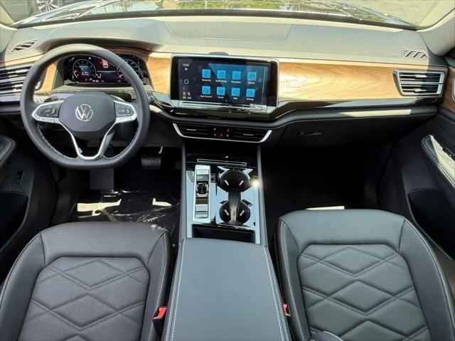Photo of 2025 Deep Black Pearl Volkswagen Atlas