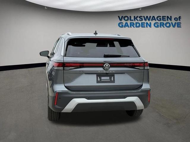 Photo of 2025 Platinum Gray Volkswagen Tiguan