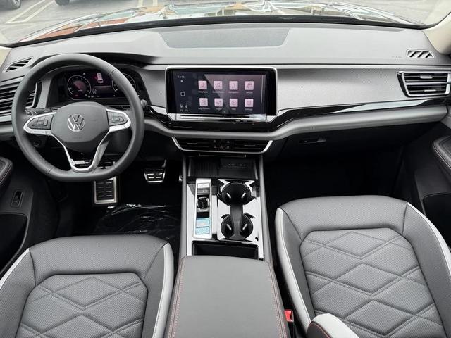 Photo of 2025 Deep Black Pearl Volkswagen Atlas