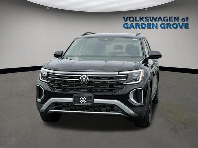 Photo of 2025 Deep Black Pearl Volkswagen Atlas