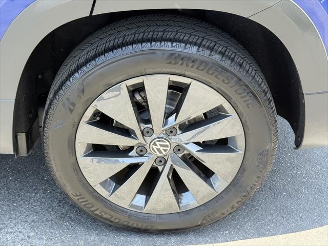 Photo of 2023 Dusk Blue Metallic Volkswagen Taos