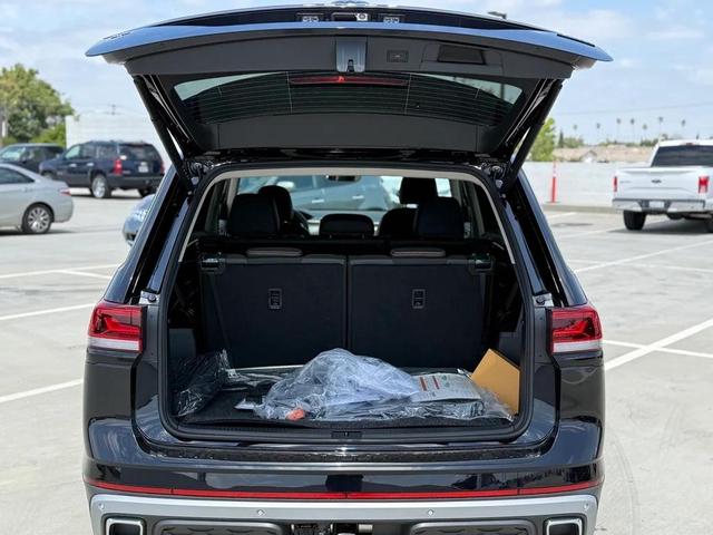 Photo of 2025 Deep Black Pearl Volkswagen Atlas