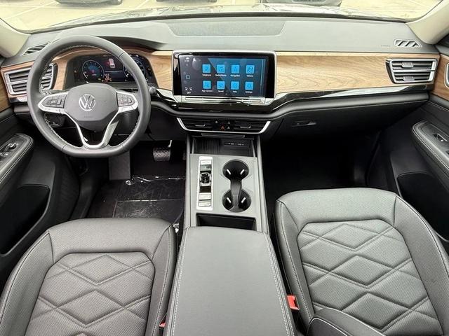 Photo of 2025 Deep Black Pearl Volkswagen Atlas