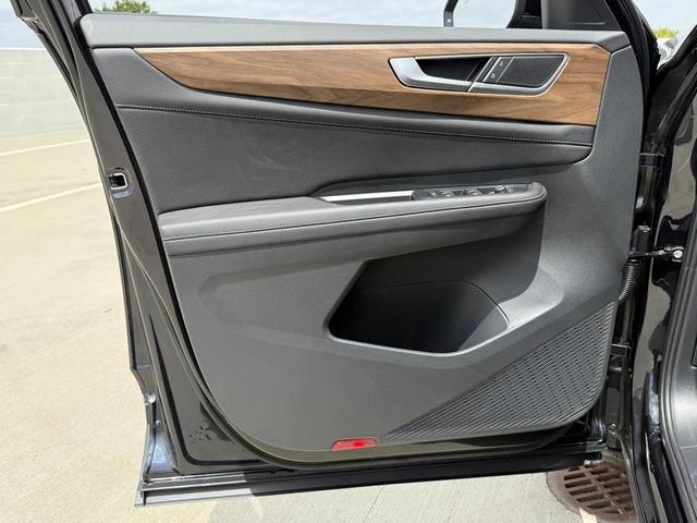 Photo of 2025 Deep Black Pearl Volkswagen Atlas