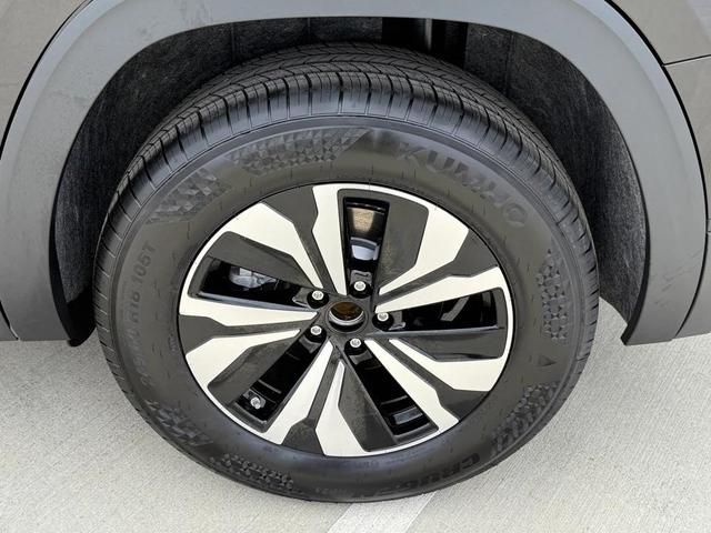 Photo of 2025 Deep Black Pearl Volkswagen Atlas