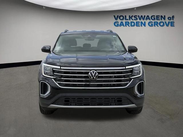 Photo of 2025 Deep Black Pearl Volkswagen Atlas