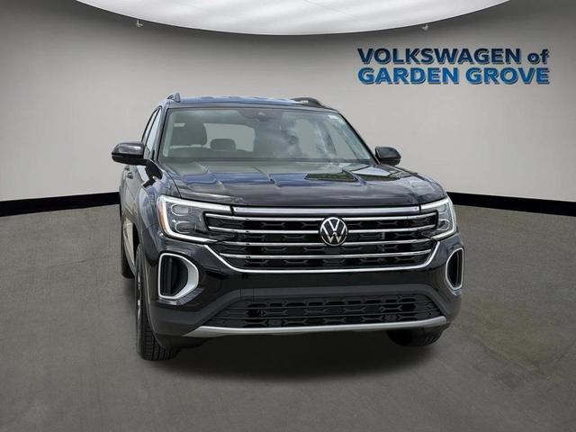 Photo of 2025 Deep Black Pearl Volkswagen Atlas