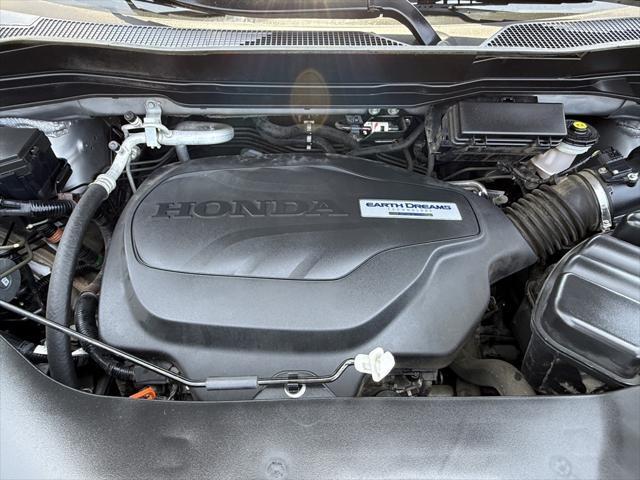Photo of 2020 Lunar Silver Metallic Honda Pilot