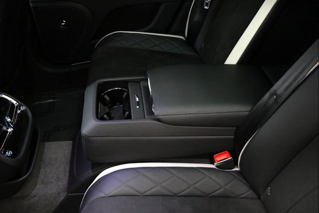 Photo of 2024 Beluga Bentley Flying Spur