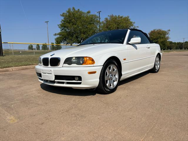 Photo of 2001 White BMW 325