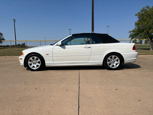 Photo of 2001 White BMW 325
