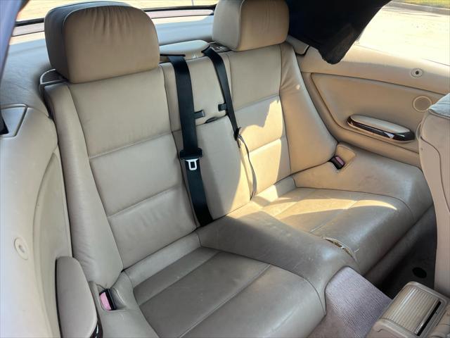 Photo of 2001 White BMW 325