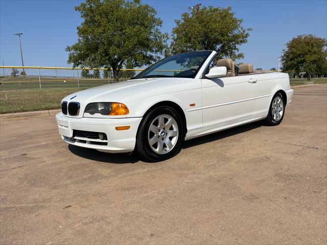 Photo of 2001 White BMW 325
