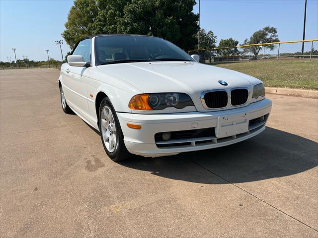 Photo of 2001 White BMW 325