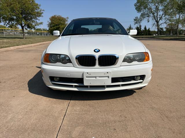 Photo of 2001 White BMW 325
