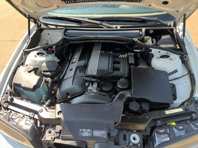 Photo of 2001 White BMW 325