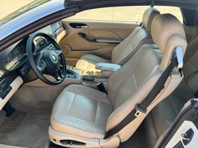 Photo of 2001 White BMW 325
