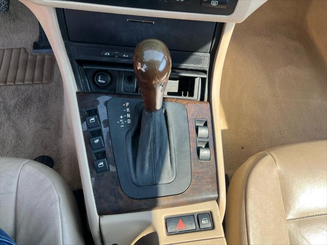 Photo of 2001 White BMW 325