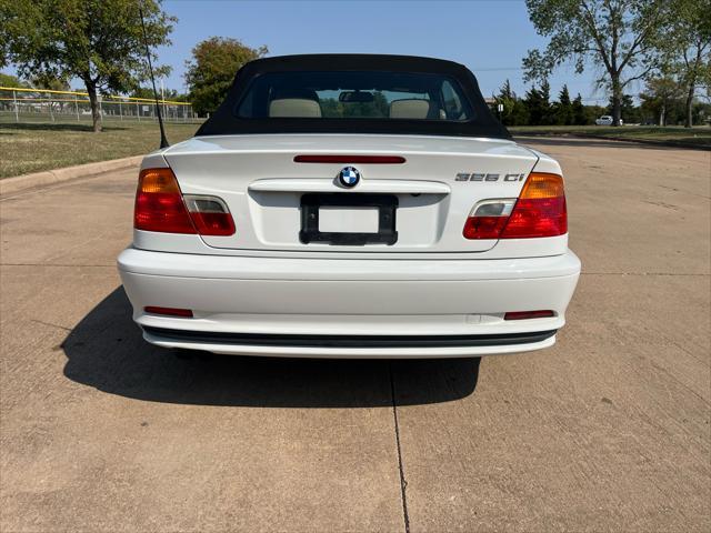 Photo of 2001 White BMW 325