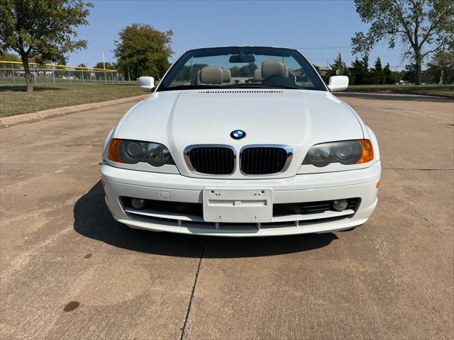 Photo of 2001 White BMW 325